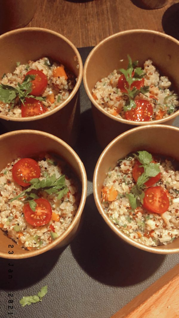 Heerlijk Take away gerecht. Quinoa met feta, munt en erwten